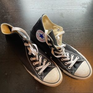 Black and white Converse unisex all star. Men’s 8 Women’s 10.